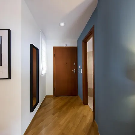 2 Bedroom Flat Next To Acropolis *